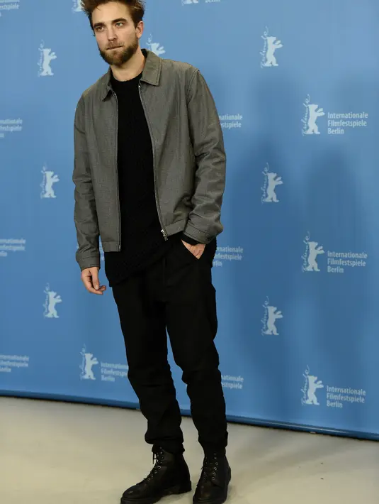 Pria berusia 30 tahun ini sudah memiliki rencana menikah dengan kekasihnya, Twigs. Meski begitu, Robert selalu merasa sebagai lelaki muda yang masih berusia 22 tahun bahkan 14 tahun. (AFP/Bintang.com)