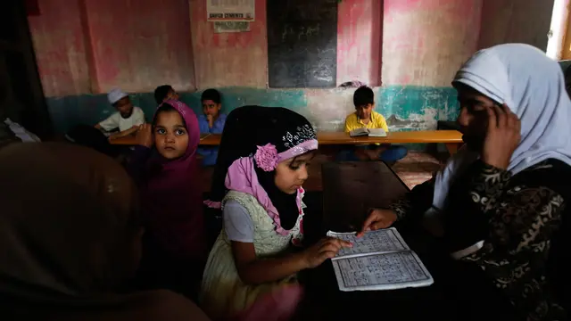 Semangat Anak-Anak Muslim Kashmir Belajar Baca Alquran saat Ramadan