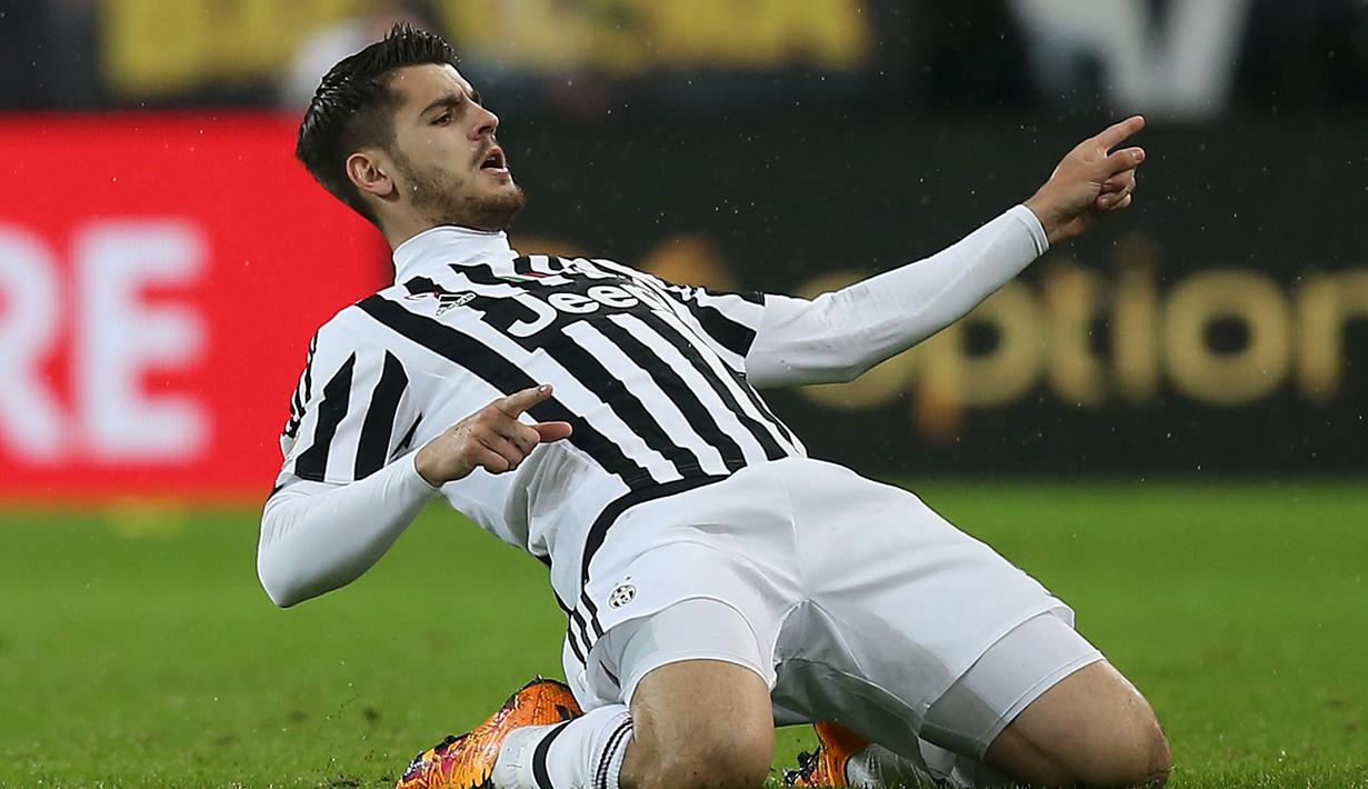Striker Juventus, Alvaro Morata, merayakan gol yang dicetaknya ke gawang Inter Milan dalam laga Serie A Italia di Stadion Juventus, Turin, (28/2/2016). (AFP/Marco Bertorello)