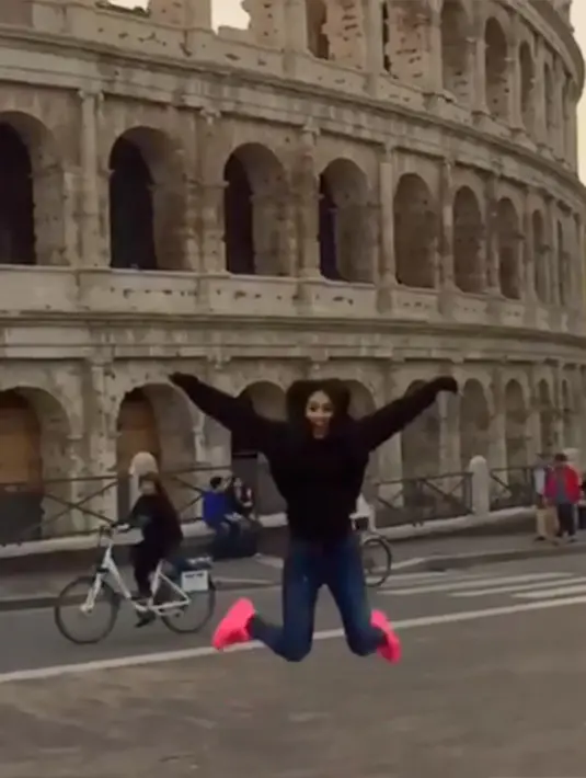 Terbebas dari teror Paris yang mengerikan, Kartika menunjukan rona bahagianya dengan mengunggah video dirinya loncat dengan bahagia di depan colloseum.  (Via Instagram/@kartikaputriworld)