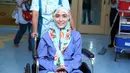Istri ustaz Solmed, April Jasmine memilih program bayi tabung untuk anak keduanya. April kini sedang mengikuti program tersebut di RSIA Bunda, Jakarta, Menteng. Dua hari sudah April melakukan proses transfer embrio. (Nurwahyunan/Bintang.com)