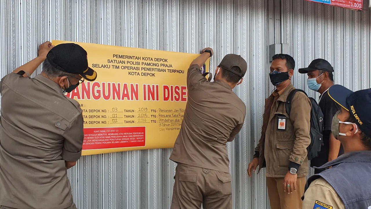 Satpol PP Kota Depok melakukan penyegelan minimarket di Jalan Raya Margonda