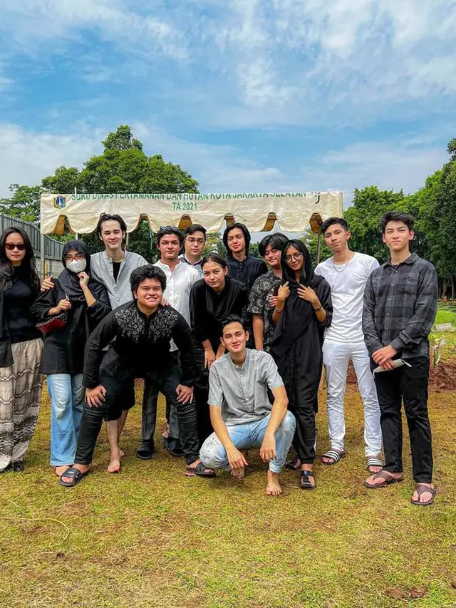 6 Momen Clay Gribble 'Dari Jendela SMP' di Pemakaman Sang Ibunda, Berusaha Tegar
