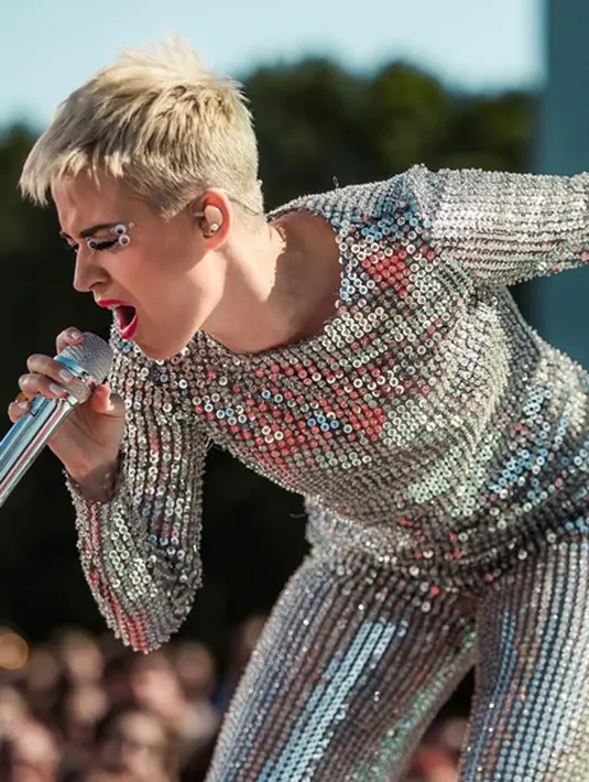 “Aku menghadapi depresi itu seorang diri. Aku berpikir, kalau bukan aku siapa lagi yag akan menolong diriku, maka aku tak akan bisa menikmati hidup jika terjadi,” pungkas Katy Perry. (Instagram/katyperry)