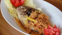 Kuliner Tabu lo iluliya dikenal masyarakat Gorontalo sebagai ikan bakar berbalut sambal yang dilumuri kuah tumis (Arfandi Ibrahim/Liputan6.com)