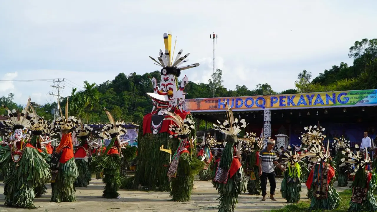 Hudoq Pekayang adalah ritual sakral masyarakat Dayak Bahau di Mahakam Ulu yang berfokus pada siklus tanam padi gunung.