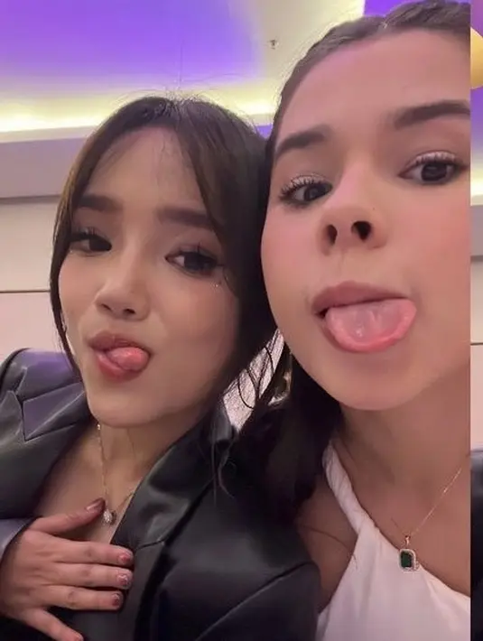 Sementara Fuji, mengenakan blazer kulit hitam yang serasi dengan innernya.  [@mariatheodoree]