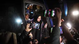 Kedatangan mereka menyusul pembukaan kembali Penyeberangan Rafah yang sempat ditutup sejak Mei 2024. Tampak dalam foto, warga Palestina yang datang dari penyeberangan Rafah, Mesir, tiba di Rumah Sakit Nasser di Khan Yunis, Jalur Gaza selatan pada 2 Februari 2026. (Bashar Taleb/AFP)