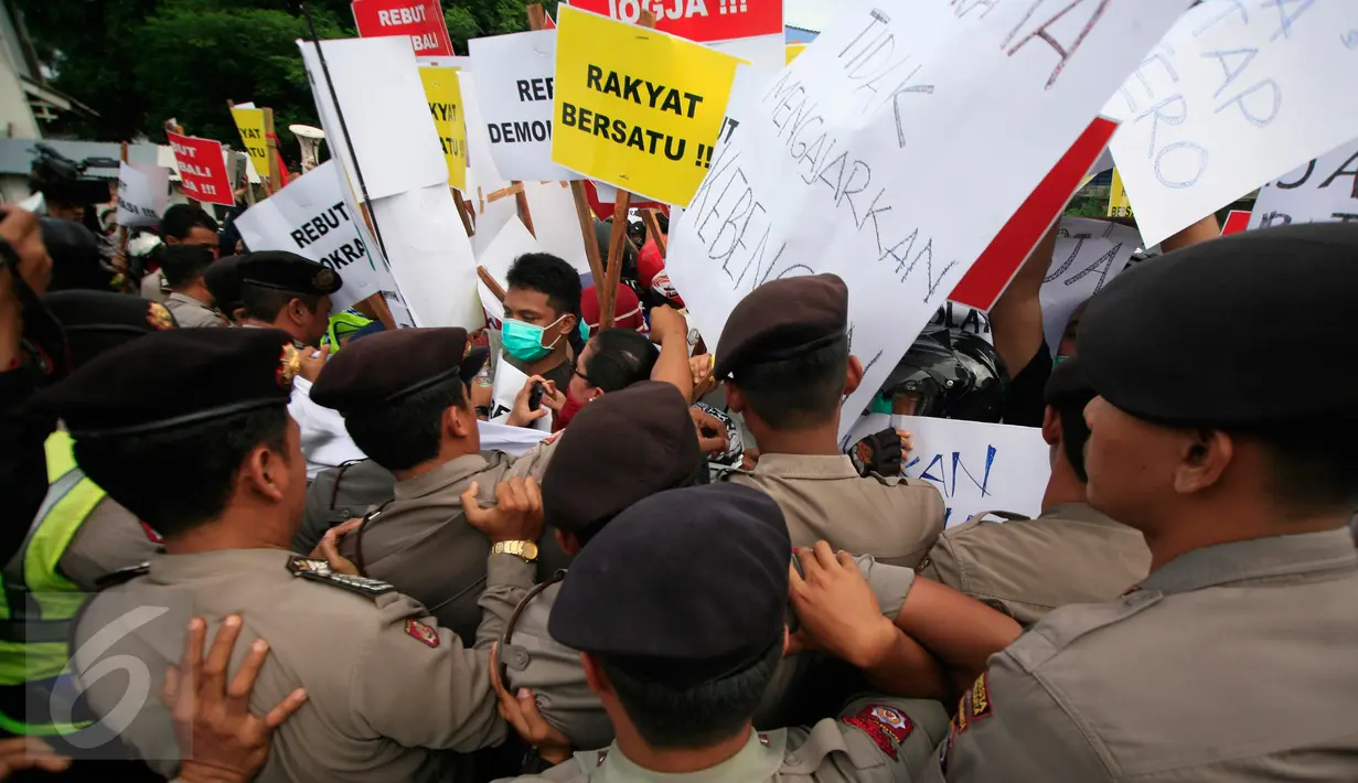 Sejumlah pengunjuk rasa dari Solidaritas Perjuangan Demokrasi terlibat bentrok dengan aparat kepolisian di Yogyakarta, (23/2). Aksi di halau aparat untuk mengan tisipasi terjadinya konflik antara  ormas yang pro LGBT dan anti LGBT. (Boy Harjanto)