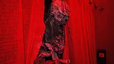 Seorang aktor menggunakan kostum menyeramkan saat preview media 'Halloween Horror Nights' di Universal Studio, Singapura, Senin (24/9). Dari 27 September hingga 31 Oktober, Universal Studio Singapura kembali menggelar acara halloween. (AFP/Roslan RAHMAN)