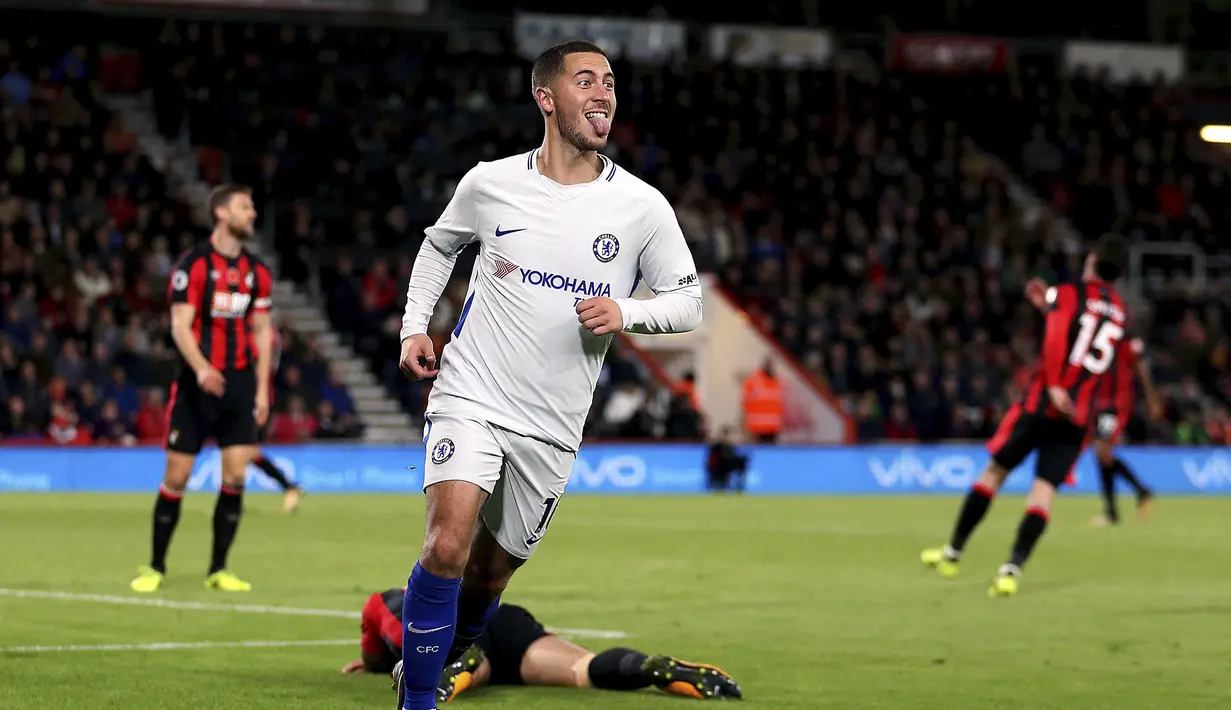 Pemain Chelsea, Eden Hazard menjadi penentu kemenangan timnya saat melawan AFC Bournemouth pada lanjutan Premier League di Vitality Stadium, Bournemouth, (28/10/2017). Chelsea menang 1-0. (Steven Paston/PA via AP)