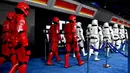 Prajurit tentara Stormtrooper menghadiri world premiere film Star Wars: The Rise of Skywalker di Hollywood, California, Senin (16/12/2019). Star Wars: The Rise of Skywalker akan menutup sekuel trilogi Star Wars yang pertama kali diluncurkan pada 2015 lalu. (Alberto E. Rodriguez/Getty Images/AFP)