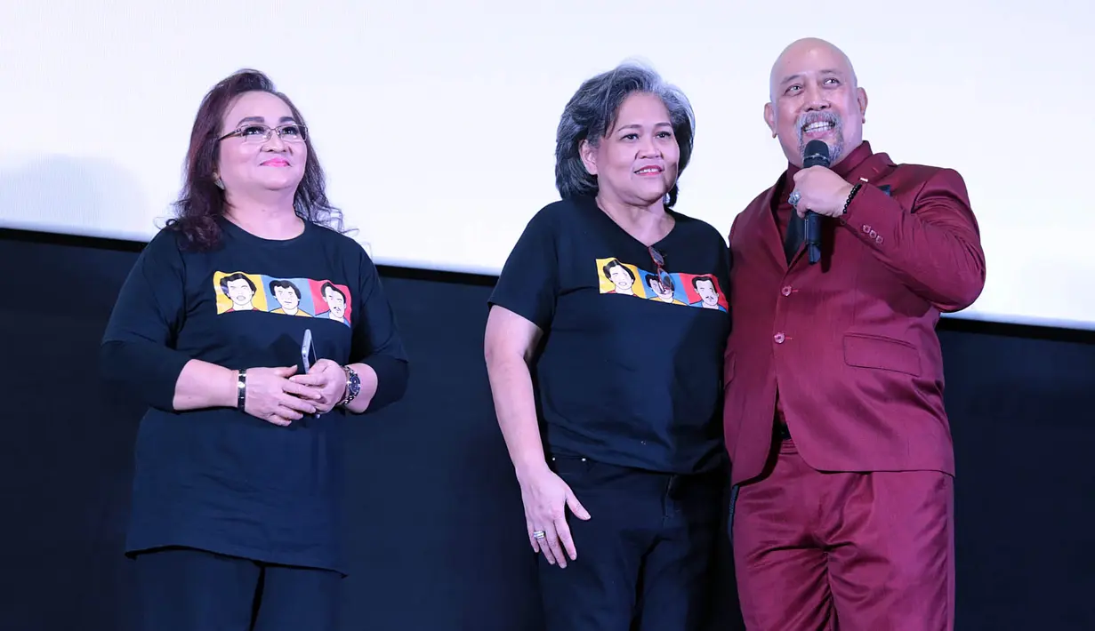 "Semua yang hadir di sini, terima kasih sudah memenuhi gedung ini untuk sama-sama kita menyaksikan Premiere 'Warkop DKI Reborn' yang kedua. Tepuk tangan dulu dong," ujar Indro. (Deki Prayoga/Bintang.com)
