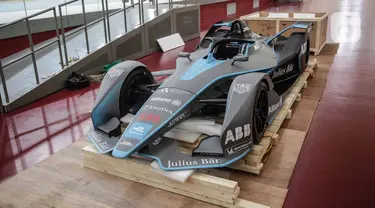 Replika mobil Formula E setelah dibuka untuk kali pertama di Stadion Balap Sepeda Velodrome, Rawamangun, Jakarta Timur, pada Kamis (26/5/2022). Ini merupakan replika salah satu mobil Formula E yang akan mengaspal di Sirkuit Ancol pada 4 Juni mendatang. (Liputan6.com/Faizal Fanani)