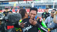 Ekspresi pebalap Malaysia, Azlan Shah Kamaruzaman, setelah memastikan gelar juara Asia Road Racing Championship 2017 kelas Supersport 600 di Sirkuit Buriram, Thailand, Minggu (3/12/2017). (Bola.com/Muhammad Wirawan Kusuma)