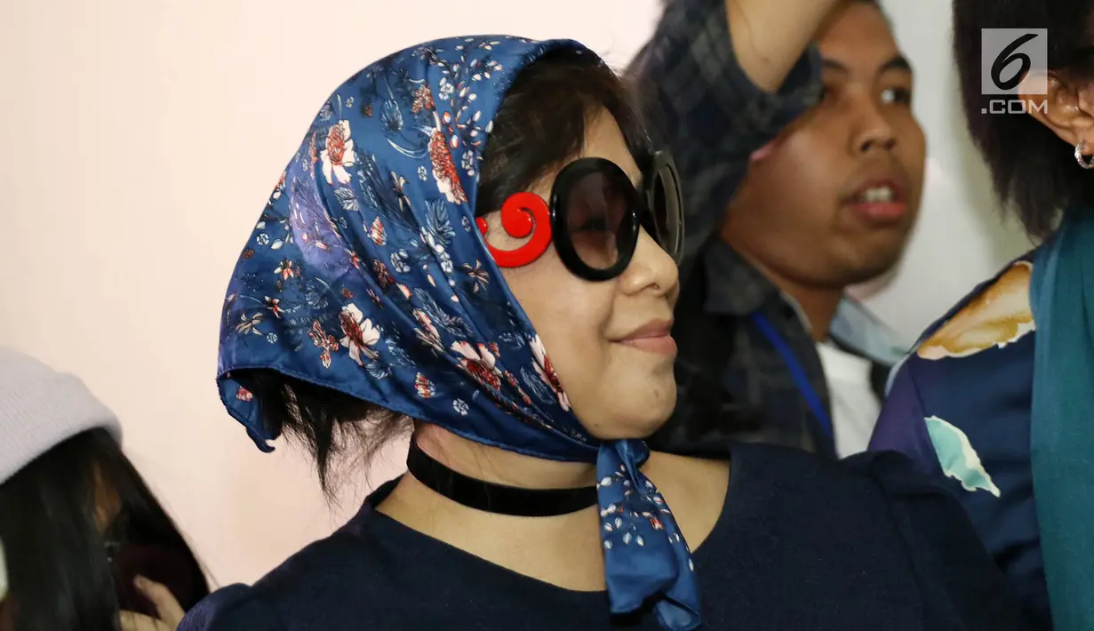 Istri Brigjen Purn Johan Sumampouw, Joyce Warouw tiba di Gedung Direktorat Reserse Krimum Polda Metro Jaya, Jakarta, Jumat (7/7). Joyce diperiksa terkait penamparan terhadap petugas aviation security. (Liputan6.com/Immanuel Antonius)