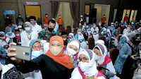 Khofifah saat menyambut kedatangan jemaah haji Jatim kloter pertama dan kedua di Surabaya. (Dian Kurniawan/Liputan6.com)