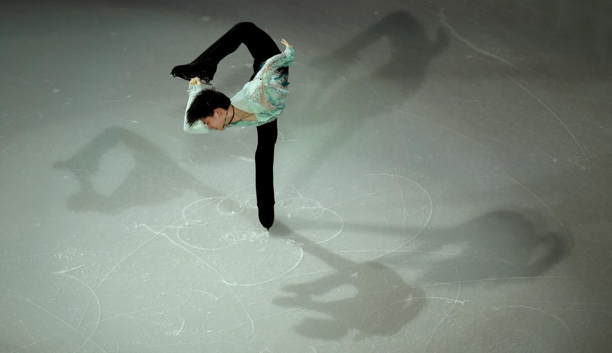 Atlet Jepang, Yuzuru Hanyu, beraksi dalam program Exhibition of Champions Kejuaraan Dunia Figure Skating 2016 di TD Garden, Boston, Massachusetts, AS, (3/4/2016). (AFP/Timothy A. Clary)