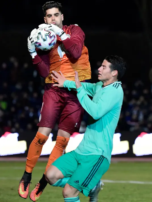 Gelandang Real Madrid, James Rodriguez berebut bola dengan kiper Unionistas de Salamanca, Brais Pereiro pada babak ke-32 besar Copa del Rey 2019-2020 di Pistas del Helmantico, Rabu (22/1/2020). Madrid harus berjuang keras untuk menang 3-1 atas tim divisi tiga, Unionistas. (JAVIER SORIANO/AFP)