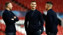 Striker Juventus, Cristiano Ronaldo (tengah) berbincang dengan rekannya di Old Trafford, Manchester, Inggris (22/10). Ronaldo akan bertanding melawan bekas klub lamanya Manchester United pada grup H Liga Champions. (AP Photo/Martin Rickett)