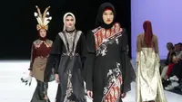 Kekayaan Wastra Nusantara menjadi bahan dari koleksi busana terbaru dari desainer kenamaan Lia Afif. Mengusung keindahan tenun Rakat khas Kutai Timur dan paduan motif batik dari suku Dayak. [Foto: Bambang E Ros/Fimela.com]