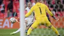 Jelang babak pertama usai, Inggris mendapatkan peluang yang bisa menghasilkan gol kedua melalui tembakan Harry Kane yang berhasil ditepis Vaclik dan bergulir tanpa arah. (Foto: AP/Pool/Laurence Griffiths)