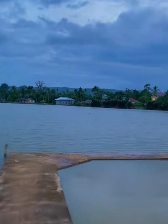 Wanita Seberangi Jembatan Sempit