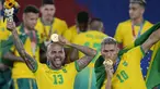 Dani Alves dan Richarlison berpose dengan medali emas Olimpiade Tokyo 2020. Bagi Brasil, ini adalah medali emas kedua di Olimpiade, setelah sebelumnya menjadi juara pada 2016 di Rio de Janeiro. (Foto: AP/Fernando Vergara)