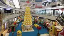 Dekorasi Natal menghiasi mal di daerah Kemang, Jakarta, Senin (16/12/2019). Selain untuk memikat pengunjung, dekorasi Natal dibuat untuk menghadirkan suasana meriah. (Liputan6.com/Faizal Fanani)