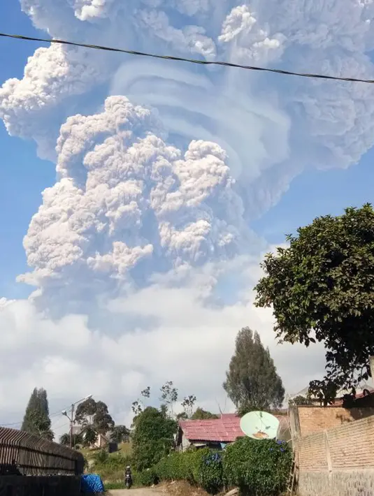 Gunung Sinabung menyemburkan material vulkanik ketika kembali meletus hebat di Kabupaten Karo, Sumatera Utara, Senin (19/2) pagi. Meski erupsinya cukup besar, PVMBG tidak mencatat adanya penambahan pengungsi atau korban. (twitter/@@Sutopo_PN)
