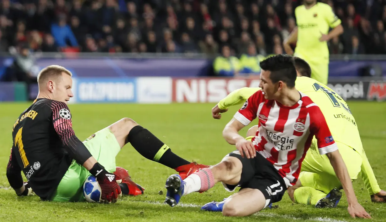 Kiper Barcelona, Marc-Andre ter Stegen, berusaha menghalau bola saat melawan PSV Eindhoven pada laga Liga Champions di Stadion Philips, Rabu (28/11). Barcelona menang 2-1 atas PSV Eindhoven. (AP/Peter Dejong)