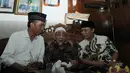 Mbah Moen yang mengenakan kemeja batik itu mengajak Jokowi duduk di ruang tamunya untuk melakukan pertemuan tertutup ditemani Wasekjen DPP PDIP Ahmad Basarah, Minggu (5/5/14). (Liputan6.com/Herman Zakharia)