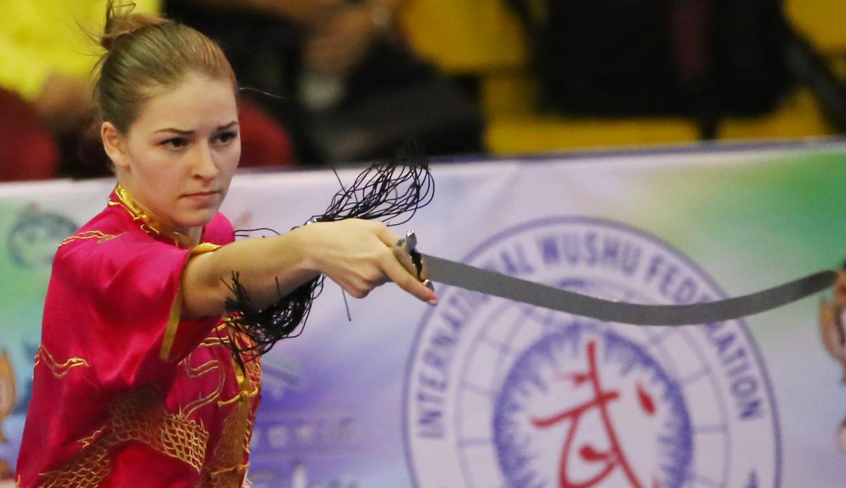 Atlet Wushu asal Ukraina, Liudmyla Temna saat beraksi, pada Kejuaraan Dunia Wushu 2015 di Istora Senayan, Jakarta, Minggu(15/11/2015). (Bola.com/Nicklas Hanoatubun)