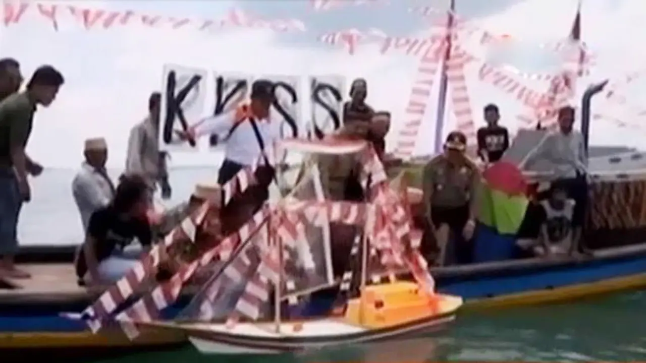 VIDEO: Bentuk Ucapan Syukur, Nelayan Bangka Larung Kapal Phinisi