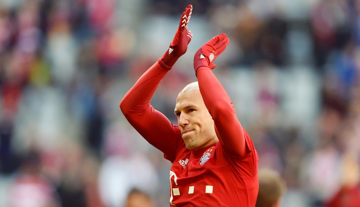5. Arjen Robben (Sarung Tangan) - Mantan pemain timnas Belanda ini sering terlihat memakai sarung tangan saat bertanding. Sarung tangan tersebut digunakan untuk melindungi tubuh dari cuaca dingin. (AFP/Christof Stache)