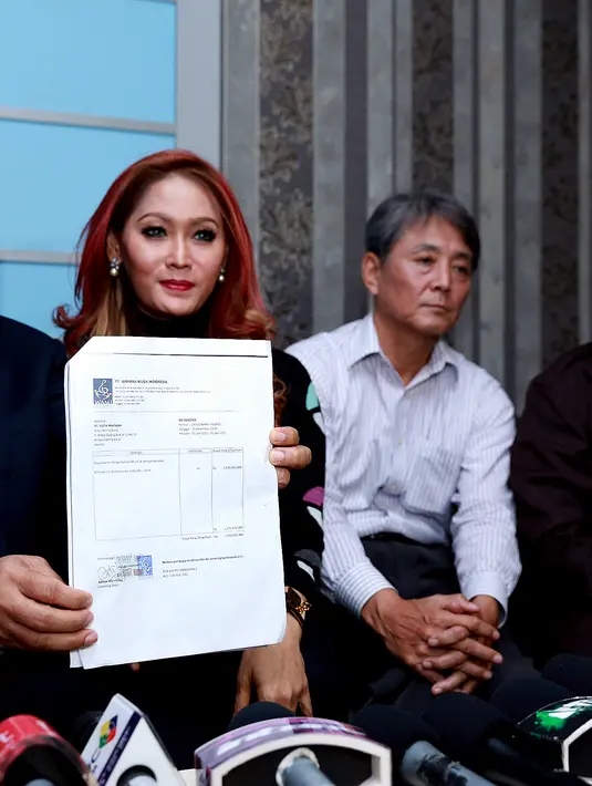 Bersama kuasa hukumnya, Inul Daratista menunjukkan bukti pembayaran ke lembaga untuk hak cipta, YKCI dan WMI. Kuasa hukum Inul menambahkan, banyak yang tidak mengerti terkait pembayaran royalti atas hak cipta seseorang. (Wimbarsana/Bintang.com)