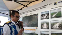 Direktur Utama PT Jasamarga Jogja Solo (JMJ) Suchandra Hutabarat dalam pengecekan Jalan Tol Solo-Yogyakarta-YIA Kulonprogo, di Solo, Rabu (20/12/2023). (Tira/Liputan6.com)