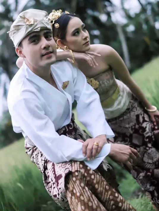 Untuk makeup, Laura tampil soft dan natural, menyesuaikan dengan pilihan outfit yang tetap ringan. [Foto: @laura_theux]