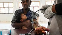 Seorang pengungsi Rohingya dan anaknya menerima pemeriksaan kesehatan di tempat penampungan sementara di Ladong, provinsi Aceh, Jumat 24 Februari 2023. Sedikitnya 69 pengungsi Rohingya mendarat di pantai barat Indonesia pada 16 Februari lalu dengan sebuah perahu kayu, kata seorang pejabat badan pengungsi PBB. (CHAIDEER MAHYUDDIN/AFP)Seorang pengungsi Rohingya menjemur pakaiannya di tempat penampungan sementara di Ladong, Provinsi Aceh, Jumat 24 Februari 2023. Puluhan imigran Rohingya tersebut berlayar dengan kapal kayu berukuran 15x4 meter dan terdampar di pesisir pantai tepatnya di Desa Lampanah Leungah Kecamatan Seulimum, Kabupaten Aceh Besar, Kamis (16/2) lalu. Dari hasil pendataan 69 pengungsi Rohingya tersebut terdiri dari laki-laki dewasa 26 orang, perempuan dewasa 23, dan anak-anak 20 orang. (CHAIDEER MAHYUDDIN/AFP)
