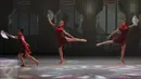 Sejumlah penari Balet dari "Ballet Sumber Cipta" mementaskan pergelaran tari bertajuk "The Nutcraker in Jazz" di Graha Bakti Budaya, Jakarta, Sabtu (19/12). Ini merupakan Kolaborasi antara musik Jazz dan Tarian balet.(Liputan6.com/JohanTallo)