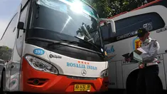 Petugas gabungan dari Kementerian Perhubungan mengecek kesiapan armada bus di Tangerang Selatan, Rabu (29/6). Pengecekan armada bus ini dalam rangka persiapan arus mudik Lebaran 2016. (Liputan6.com/Helmi Afandi)