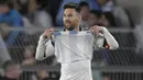 Kualifikasi Piala Dunia 2026 Zona Conmebol yang diikuti 10 negara di kawasan Amerika Selatan baru memainkan 4 laga bagi masing-masing tim hingga 18 Oktober 2023 dari total 18 laga. Bersaing untuk mendapatkan 6 posisi teratas yang otomatis lolos langsung ke putaran final, beberapa pemain pun tercatat telah tampil tajam dengan mencetak di atas satu gol dari 4 laag hingga masuk dalam daftar 7 besar top skor sementara. Siapa saja? Simak ulasannya berikut ini. (AFP/Juan Mabromata)