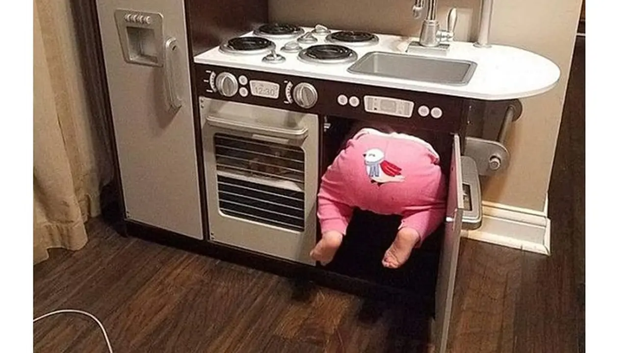 6 Kelakuan Kocak Saat Bocah di Dapur Ini Bikin Geleng Kepala