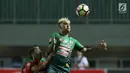 Pemain depan PS TNI, Leonel Jorge Nunez (kanan) berebut bola dengan pemain Arema FC dilanjutan Liga 1 Indonesia di Stadion Pakansari, Bogor, Senin (3/7). Laga kedua tim berakhir imbang 0-0. (Liputan6.com/Helmi Fithriansyah)