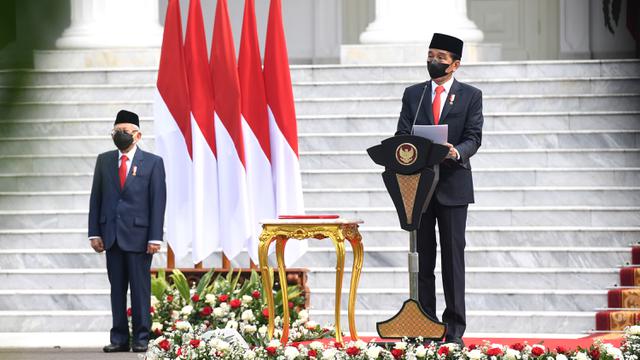 Presiden Joko Widodo atau Jokowi (kanan) didampingi Wakil Presiden Ma'ruf Amin menyampaikan pidato saat menjadi inspektur upacara HUT ke-76 TNI di halaman Istana Merdeka, Jakarta, Selasa (5/10/2021). (Foto: Istana Kepresidenan)