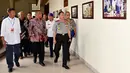 Menteri Pertahanan Ryamizard Ryacudu (tengah) dan Kapolri Jenderal Polisi Tito Karnavian (kanan) melihat foto jelang seminar nasional dengan tema Revitalisasi Patriotisme untuk Bela Bangsa dan Negara di UGM, Yogyakarta, Selasa (19/12). (Liputan6.com/Juli)