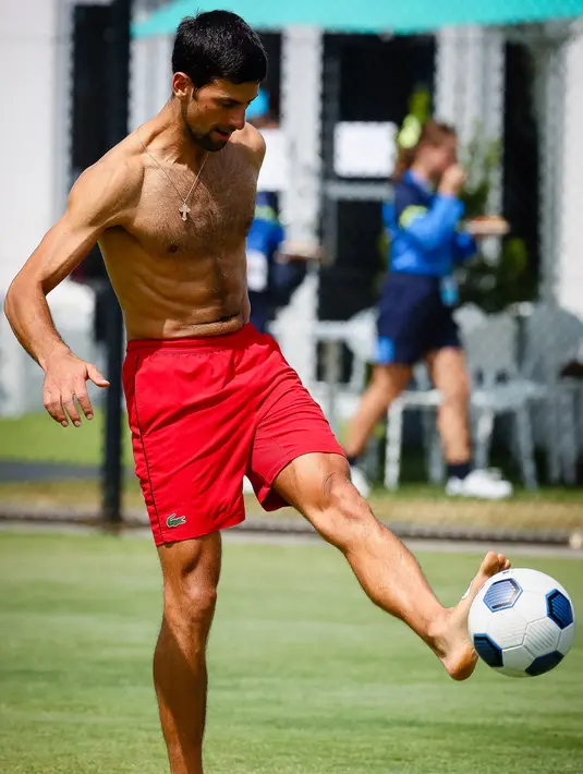 Petenis asal Serbia, Novak Djokovic menjuggling bola saat bermain sepakbola bersama timnya jelang bertanding melawan Cristian Garin dari Chile pada hari keenam turnamen tenis ATP Cup di Brisbane, Australia, Rabu (8/1/2020). (AFP Photo/Patrick Hamilton)