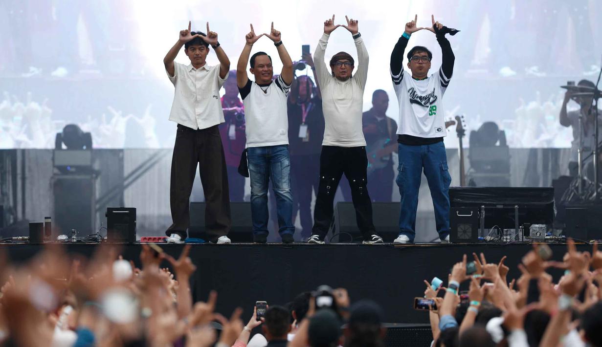 Grup band Wali saat tampil pada hari kedua gelaran KapanLagi Buka Bareng (KLBB) Festival 2026 di Stadion Madya, Kompleks Gelora Bung Karno, Senayan, Jakarta, Minggu 1 Maret 2026. (Dok/Kapanlagi Youniverse)
