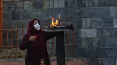 Seorang wanita melakukan ritual sembahyang di Kuil Pashupatinath di Kathmandu, Nepal (16/12/2020). Kuil Pashupatinath di Nepal pada Rabu (16/12) pagi dibuka kembali untuk para umat Hindu. (Xinhua/Sulav Shrestha)