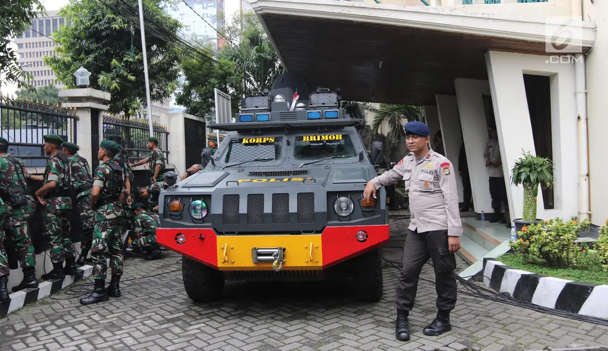 Polisi berdiri dekat mobil Barracuda di halaman Pengadilan Negeri Jakarta Utara, Senin (26/2). Kendaraan taktis itu disiagakan dalam pengamanan sidang peninjauan kembali (PK) yang diajukan Basuki Tjahaja Purnama (Ahok). (Liputan6.com/Arya Manggala)